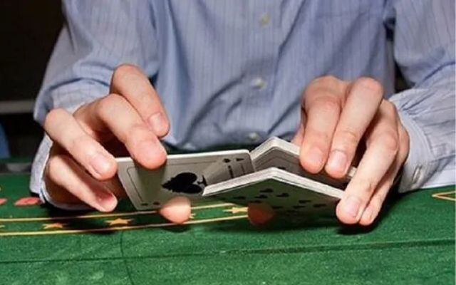 Phương pháp dàn xếp bài trong cờ bạc bịp là gì? 